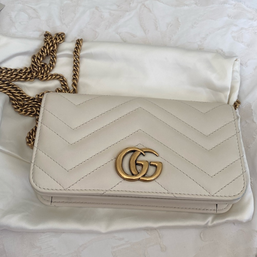 Gucci White Leather Marmont 2.0 crossbody bag.